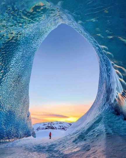 Ice cave in Iceland that looks like a wave